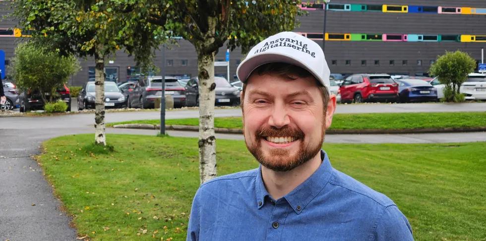 Det er lov å være blid: Jon-Martin Pettersen Storm er en av NVEs eksperter på IT-sikkerhet. Han stilte med selvdesignet «hvit hatt» på årets Smartgridkonferanse. – Vi skal ikke gå rundt og være redde. Er jo ikke slik at vi går rundt med en blink på oss. Men vi må være bevisste på at vi jobber der vi jobber, sier han.