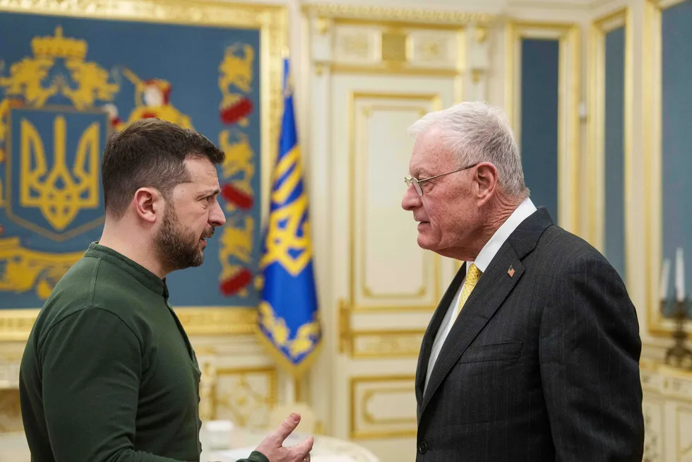 Volodymyr Zelenskyj (t.v.) møtte den amerikanske spesialutsendingen Keith Kellogg i Kyiv torsdag. Den ukrainske presidenten sier han ønsker sterke bånd til USA og at Ukraina er klar for en investerings- og sikkerhetsavtale med amerikanerne.