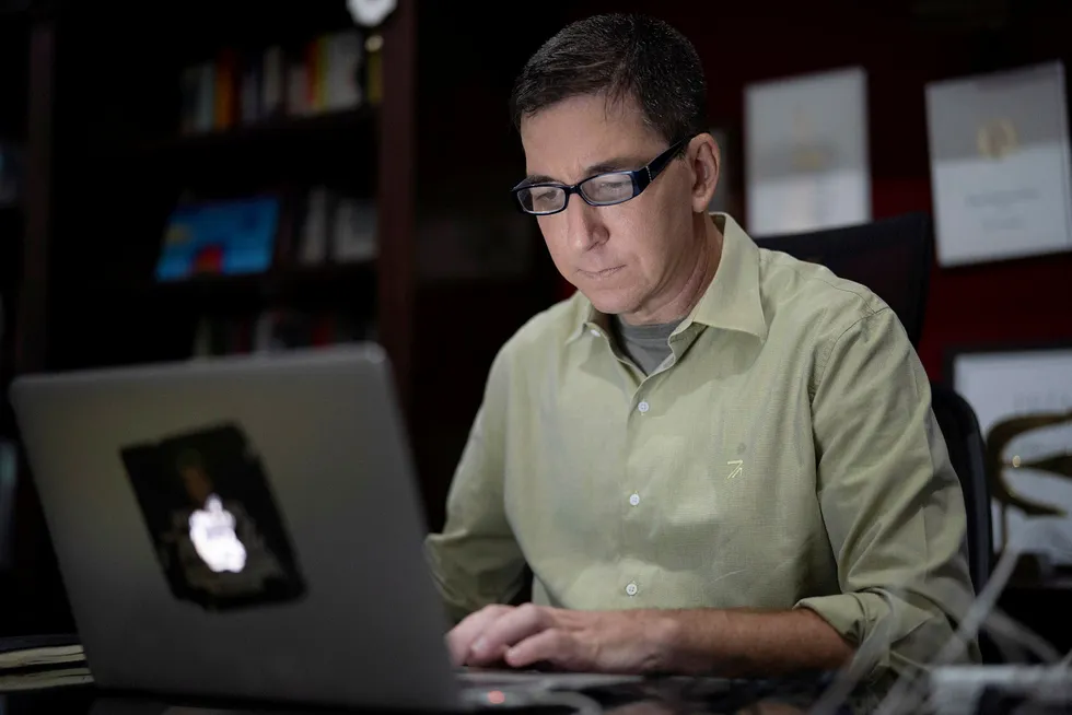 Påtalemyndigheten mener den amerikanske journalisten Glenn Greenwald ikke bare tok imot chattemeldingene fra hackere – men at han medvirket til datatyveri.