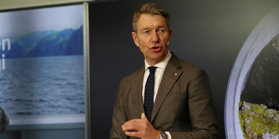 – Det er viktige punkter som ligger her, sier energiminister Terje Aasland om Statkrafts investeringsplan.