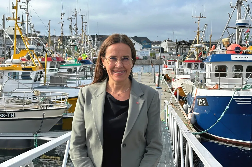 Fiskeri- og havminister Marianne Sivertsen Næss utvider nå dagpengeperioden midlertidig, men har mål om å innføre lønnsplikt i fiskeindustrien fra 2026.