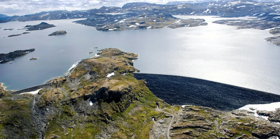 Nyhellermagasinet i Aurland er inntaksmagasin for Aurland 3 kraftverk i prisområde NO5. Nå skal Hafslund Eco levere 0,9 TWh fra dette området til Hydro.
