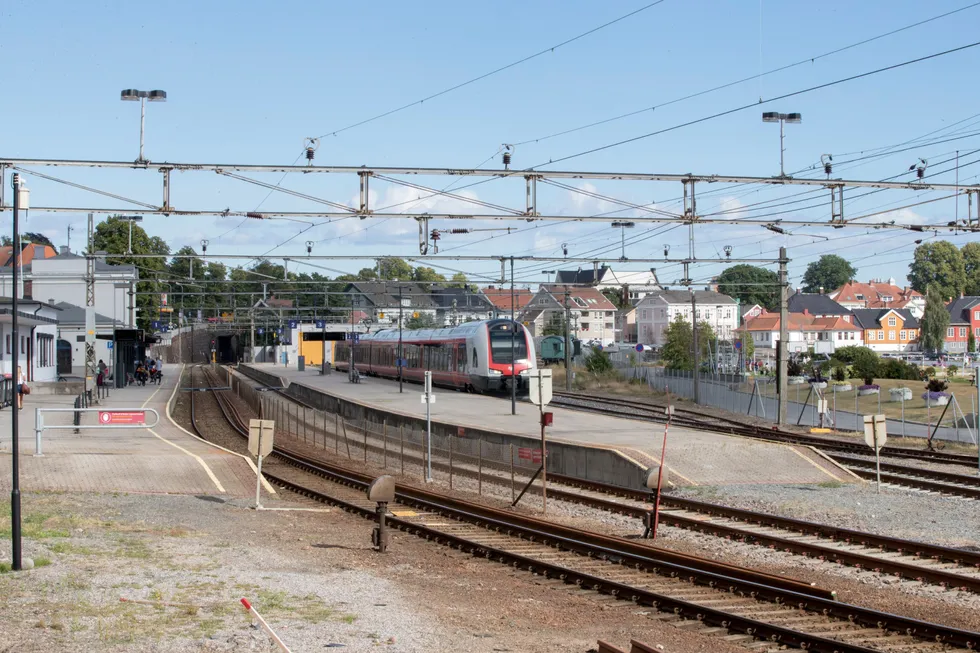 Befolkningen i området Porsgrunn-Larvik har fått et drømmetilbud, skriver artikkelforfatterne. Larvik stasjon.