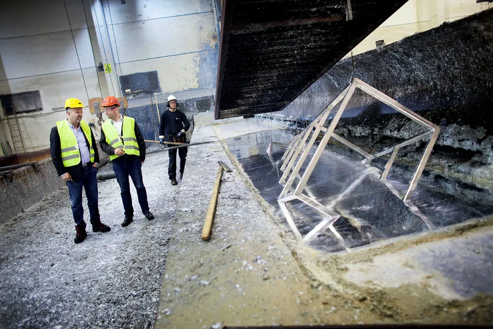 Bjørn Rygg i BR Industrier (til venstre) mener vi er midt inne i en verdikrise. Her med Geir Ove Salte og Leif-John Bø (til høyre) i BR Industrier-eide Norsk Overflate teknikk. Foto: Tomas Alf Larsen