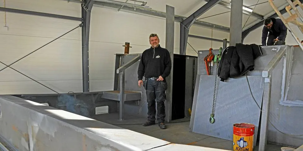 8 METER: Steinar Andersen på taubåten «Daafjord» under bygging. Den skal bli «verdens tryggeste taubåt», og modell for kommende fiskebåter.Foto: Janne Vågen