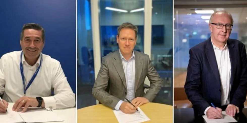 Intensjonsavtalen for det strategiske partnersamarbeidet ble signert av Allan Swan (t.v.), President of Panasonic Energy North America, Al Cook, konserndirektør for Global strategi og forretningsutvikling i Equinor, og Arvid Moss, konserndirektør for Energi og bedriftsutvikling i Hydro.