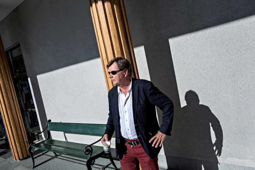Radiogründer Svein Larsen nekter å være stille i studio, og krever nå over 100 millioner kroner i erstatning i en klage til Konkurransetilsynet.