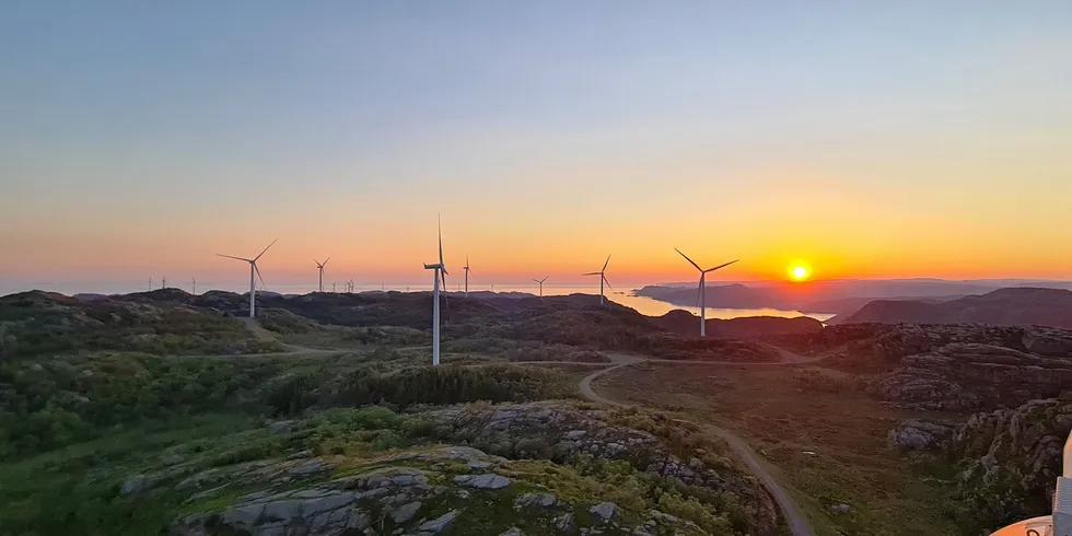 Mye vindkraft i Norden i morgen sørger for lave priser i Nord-Norge. Lite vind i Tyskland sørger for stigende strømpriser i Sør-Norge til i morgen.