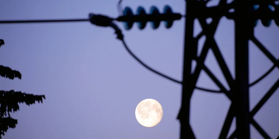 Det mangler bare et par konsesjoner og noen fyldige anleggsbidrag så kunne Norge ha elektrifisert månen.