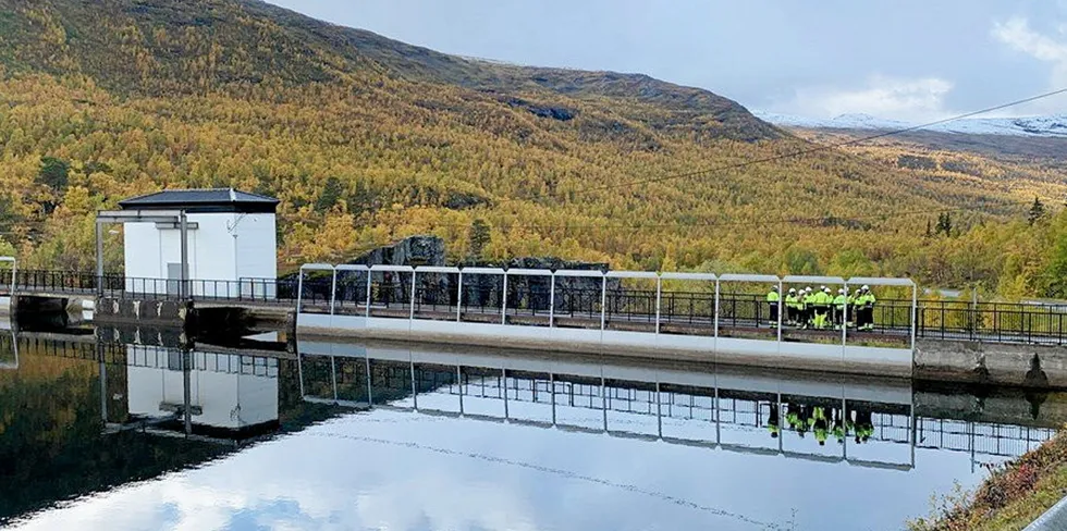 I tillegg til et par krav om minstevannstand, må Straumsmo kraftverk også kjøres jevnere for å motvirke grunnvannserosjon og redusert fiskeproduksjon. Brå endringer har uheldige miljøvirkninger, slår OED fast.