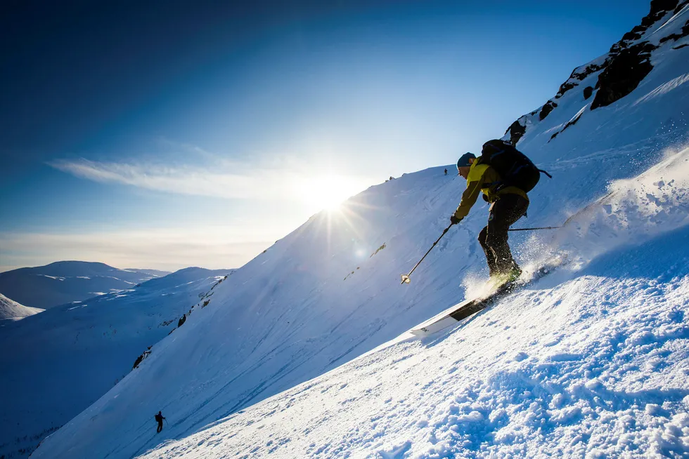 Espen Nordahl ved Nasjonalt kompetansesenter for snøskred i Tromsø på vei ned fra Skittentind. Foto: Gunnar Lier