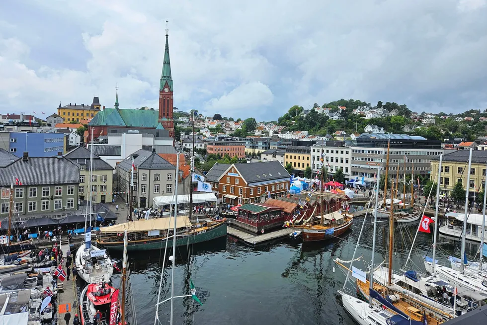Det var under Arendalsuka mannen ble tatt for å snikfilme personer han delte en leid leilighet med.