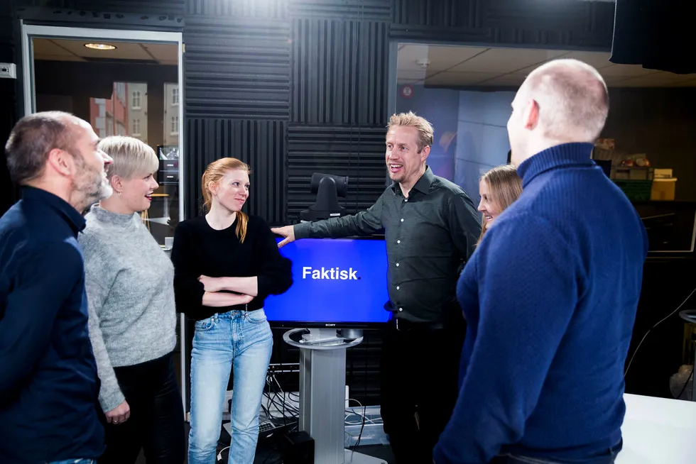 Faktisk.no-redaksjonen. Faktasjekker Tore Bergsaker (fra venstre), faktasjekker Silje Sjursen Skiphamn, faktasjekker Eva Akerbæk, ansvarlig redaktør Kristoffer Egeberg, faktasjekker og ansvarlig for sosiale medier Mina Liavik Karlsen og faktasjekker Geir Molnes.