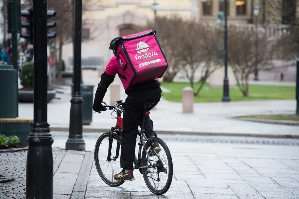 Et sykkelbud fra Foodora avbildet i Oslo ved en tidligere anledning.