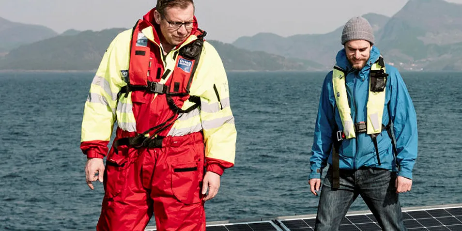 Produksjonssjef Kjetil Ørnes i Grieg Seafood (t.v.) og Helleik Syse fra Universitetet i Stavanger på taket av fôrflåten der solcellene er plassert.