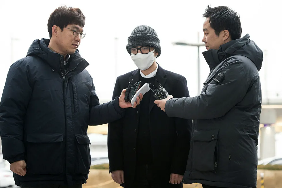Denne passasjeren ble avhørt av sørkoreansk politi mandag etter at han angrep passasjerer og kabinpersonale ombord Korean Air i forrige uke. Nå skal terskelen for å bruke elektrosjokkvåpen mot passasjerer senkes ombord på flyene. Foto: Yoo Seung-kwan/News1/Reuters/NTB Scanpix
