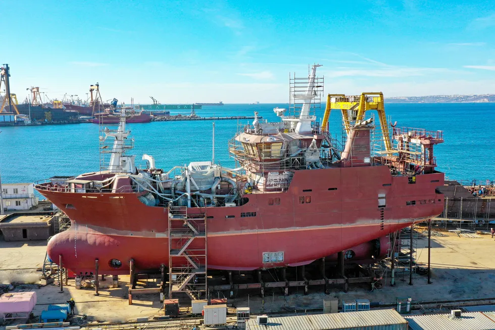 «Barentsea» er det foreløpige navnet på det som opprinnelig var «Radek», her under bygging ved Özata Shipyard i Istanbul, Tyrkia.