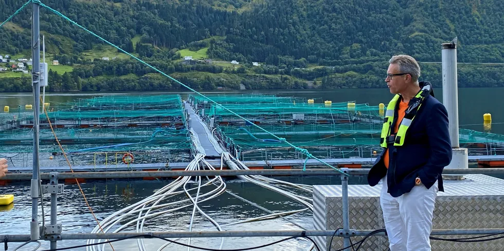 Fiskeri- og sjømatminister Odd Emil Ingebrigtsen på besøk hos Lerøy Sjøtroll ved lokaliteten Blom i Sørfjorden ved Osterøy i august 2021. Besøket var i forbindelse med Lerøys satsing på slamoppsamling.