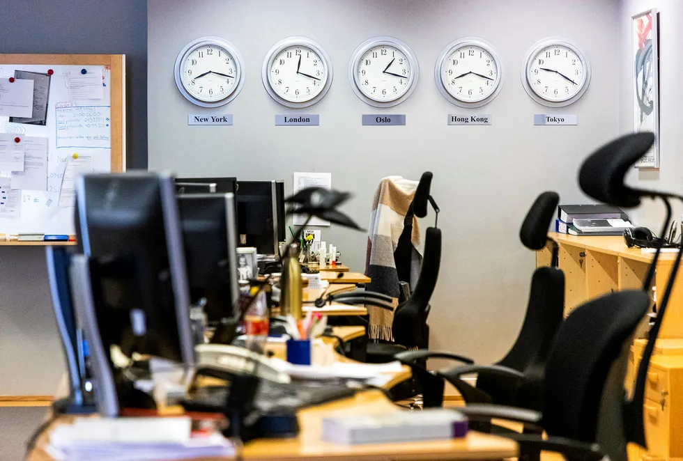 Oslo Børs er ned 28 prosent fra toppen i februar. Klokken er 13.17 på Oslo Børs og børsdagen er godt i gang. For første gang siden man begynte med elektronisk markedsovervåking er det helt tomt på denne viktige avdelingen på Oslo Børs. Alle jobber fra hjemmekontor.