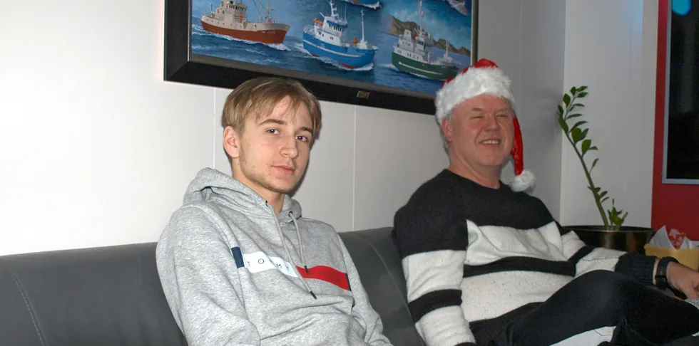 Teodor Pedersen Rødal (16) er lærling om bord på linebåten «Seir». Her sitter han sammen med styrmann og reder Jostein Urkedal (t.h.)