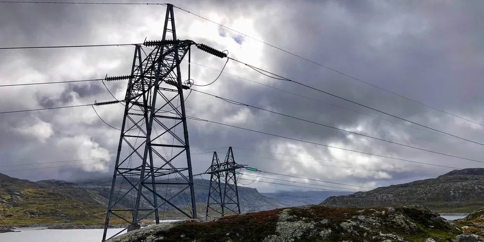 Strømproduksjonen fra vannmagasinene styres etter vannverdi. Vannverdien reflekterer produsentens forventning om hvilken pris som kan oppnås ved å produsere vannet på rett tidspunkt. Bildet er fra Kjelavatn i Vinje i Telemark tidligere i september.