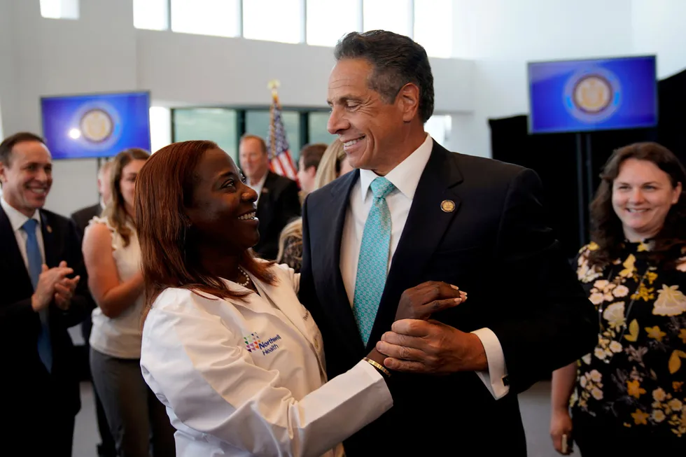 Guvernøren i New York, demokraten Andrew Cuomo (64), har sittet i guvernørstolen i ti år. Nå har statsadvokaten konkludert med at han har seksuelt trakassert en rekke kvinner, og Cuomo kan risikere riksrett. Selv benekter han alle anklagene og forteller at han er en klemmer.