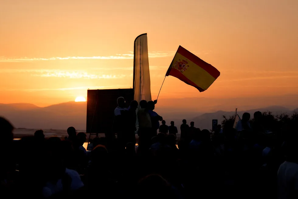 Nye makthavere? Tilhengere av Spanias ytre høyre parti Vox samles rundt leder Santiago El Ejido før valget søndag.