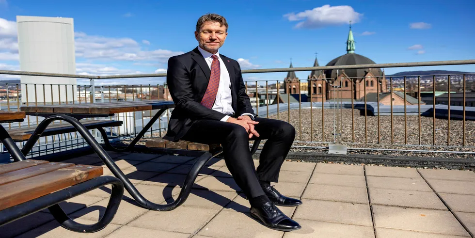 Statsråd Terje Aasland mener at posisjonen i skoene bør ha betydning for tildeling av strøm.