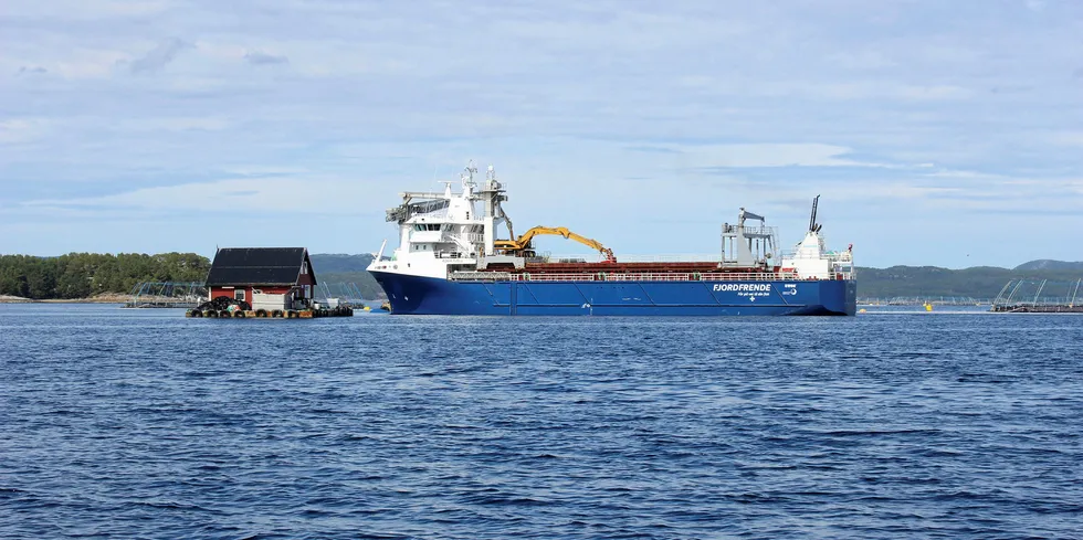 Illustrasjonsfoto: En av fôrfrakterne til Fjordfrende, som frakter fôr for Skretting og Cargill. Her fra Lerøy sin lokalitet Kjørvikgrunn i Heim kommune i Trøndelag.