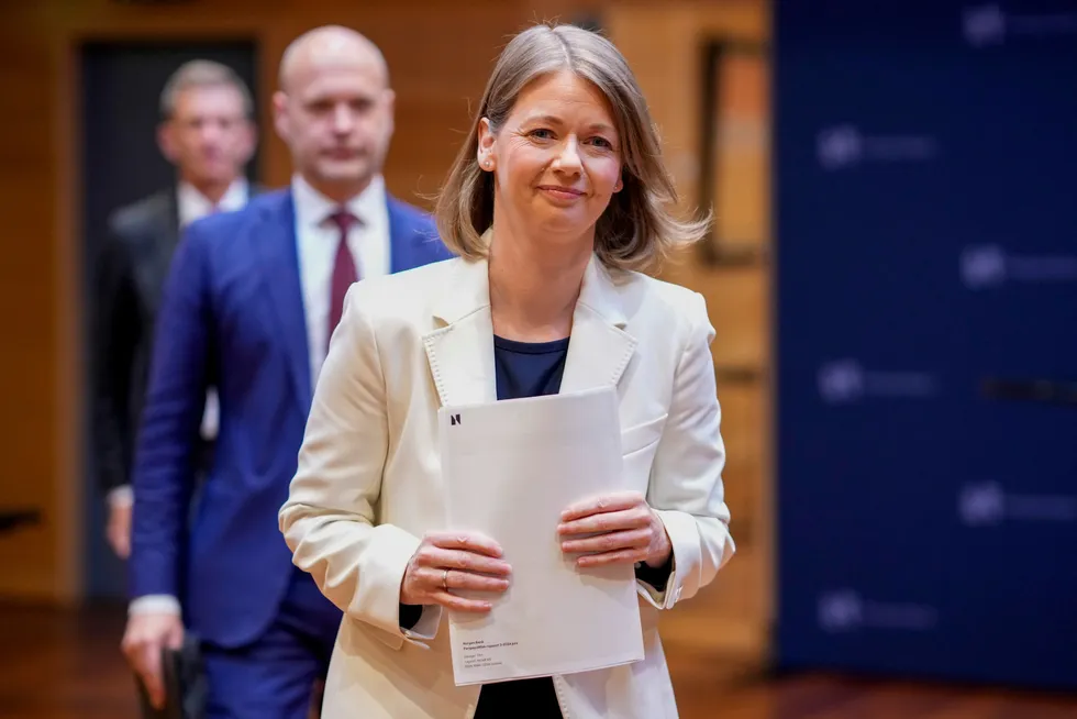 Sentralbanksjef Ida Wolden Bache holdt renten i ro, men oppjusterte prognosen for renten på lang sikt.
