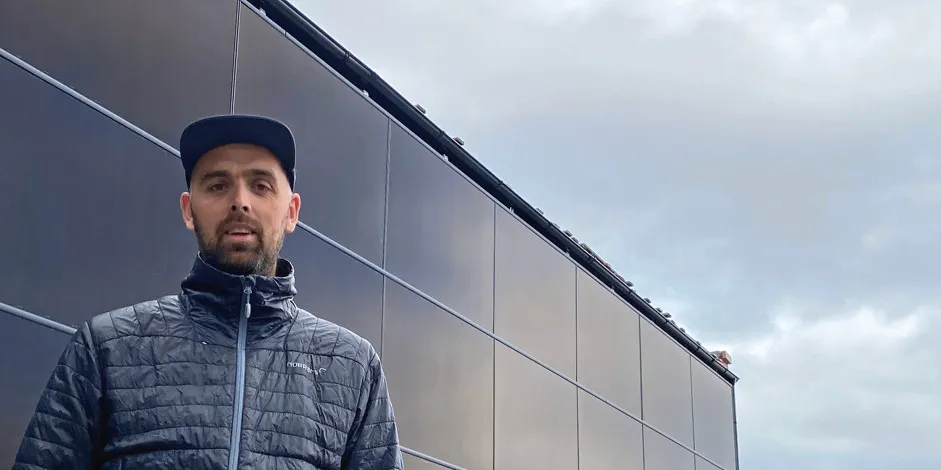 Bjørn Kaupang eier Haugastøl turistsenter og satser hardt på strømproduksjon fra solenergi.