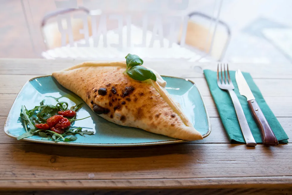 Calzone, som på italiensk betyr noe sånt som stor sokk eller bukse, kanskje raggsokk, er en favoritt som take away i pizzaens hjemland. Den var også den beste varianten på Den Glade Italiener. Foto: Camilla Jensen