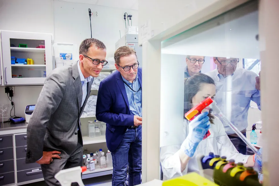 Ketil Widerberg (fra venstre), daglig leder i Oslo Cancer Cluster, Per Sontum, daglig leder i Phoenix Solutions, Anne Fåne, laboratorieingeniør ved Oslo universitetssykehus, Øyvind Kongstun Arnesen, daglig leder i Ultimovacs as og Steinar Aamdal, Ultimovacs. Foto: Javad Parsa