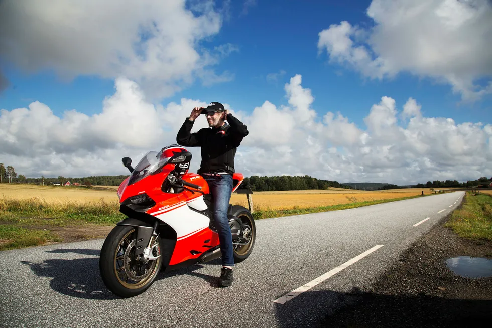 Bård Eker på sin Ducati 1199 Superleggera med over 200 hestekrefter. Bård Eker har tidligere uttalt at han er mer opptatt av å lage gode produkter enn økonomien. Nå gjør han tiltak for å redusere kostnadene i selskapene sine. Foto: Thomas T. Kleiven