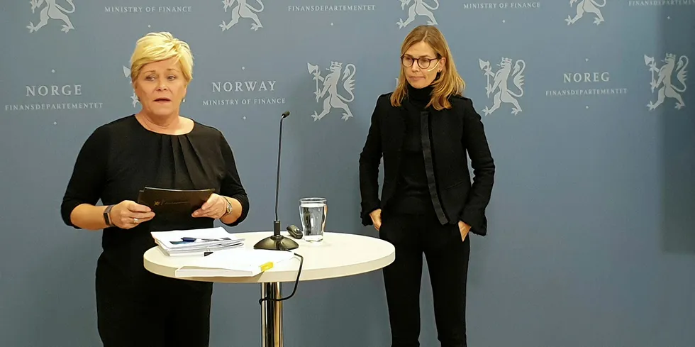 Finansminister Siv Jensen (Frp) fikk mandag overlevert NOU-rapporten om skattlegging av havbruksnæringen fra utvalgets leder Karen Helene Ulltveit-Moe.