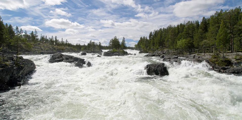 Godfarfoss kraftverk har hatt en lang fødsel. Nå møter de nye skjær i sjøen. Godfarfossen ligger i Numedalslågen i Buskerud fylke.