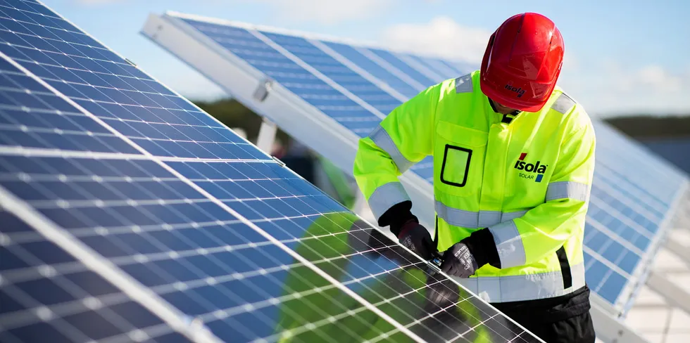 Skagerak Energi satser på skråstilte tosidige solcellepaneler på tak gjennom selskapet Isola Solar.