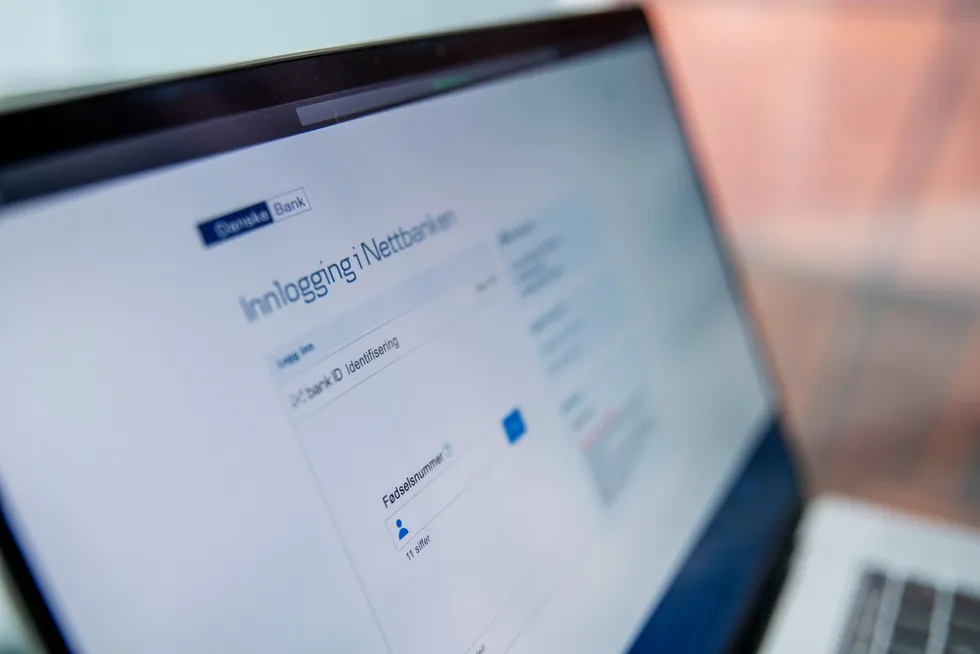 Bankene måtte gjøre kundene fortrolige med å forholde seg til digitale tjenester før de kunne hente ut gevinsten av nettbaserte tjenester, skriver Hauge og Nilsen.