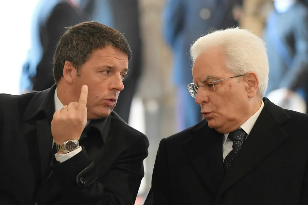 Italias president Sergio Mattarella (t.h) snakker med italias statsminister Matteo Renzi, 20 november. Foto: TIZIANA FABI