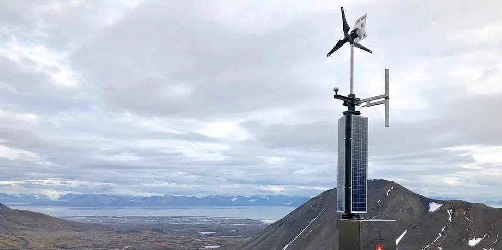 Kystverket satte 13. september opp en ny type solcelle- og vinddrevet AIS-basestasjon på øya Prins Karls Forland vest for Spitsbergen