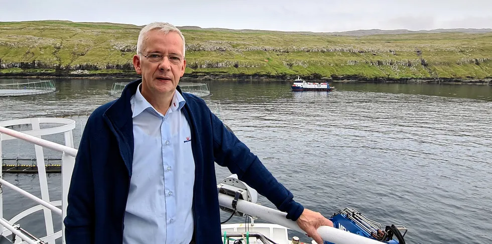 Bakkafrost-sjef Regin Jacobsen. Her ver sjølokaliteten Gulen (A02) rett utenfor Torshavn, som er den av lokalitetene til Bakkafrost som har mest strøm.