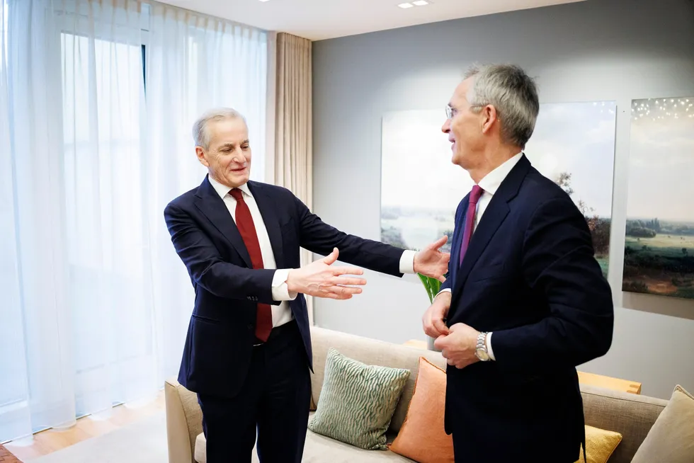 Jens Stoltenberg (til høyre) er statsminister Jonas Gahr Støres nye finansminister. Her møter tospannet DN i statsministerboligen tirsdag.