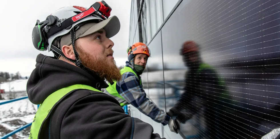 TRAVLE MONTØRER: Solcelle-montørene Daniel Fossum Jørgensen (foran) og Erik Surovy har hendene fulle. Her er de i ferd med å installere solpaneler på det nye lagerbygget til PetXL.