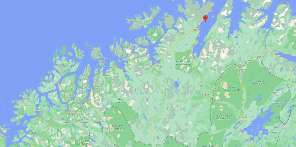 En liten sjark sank i Porsangerfjorden i 12-tiden fredag.