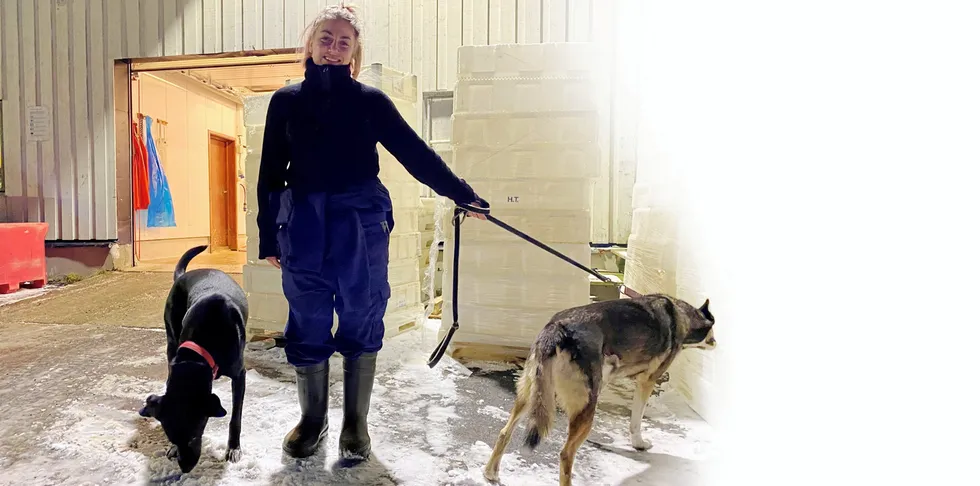 STORTRIVES: Sandra Kræmer (28) jobber på mottaket i Burfjord. Og har selskap av hundene Emmy og Nikita.