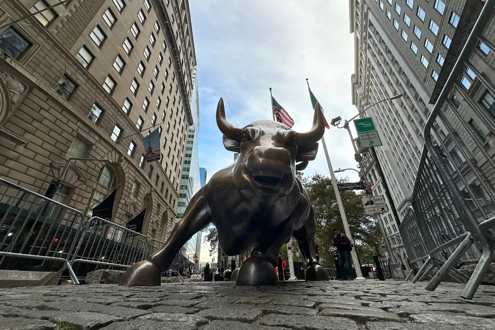 Statuen «The Charging Bull» i New Yorks finansdistrikt symboliserer optimisme. Bjørnen er symbolet på pessimistene, som spår dårlige tider i aksjemarkedet. Banken Goldman Sachs er nå den store bjørnen på Wall Street.