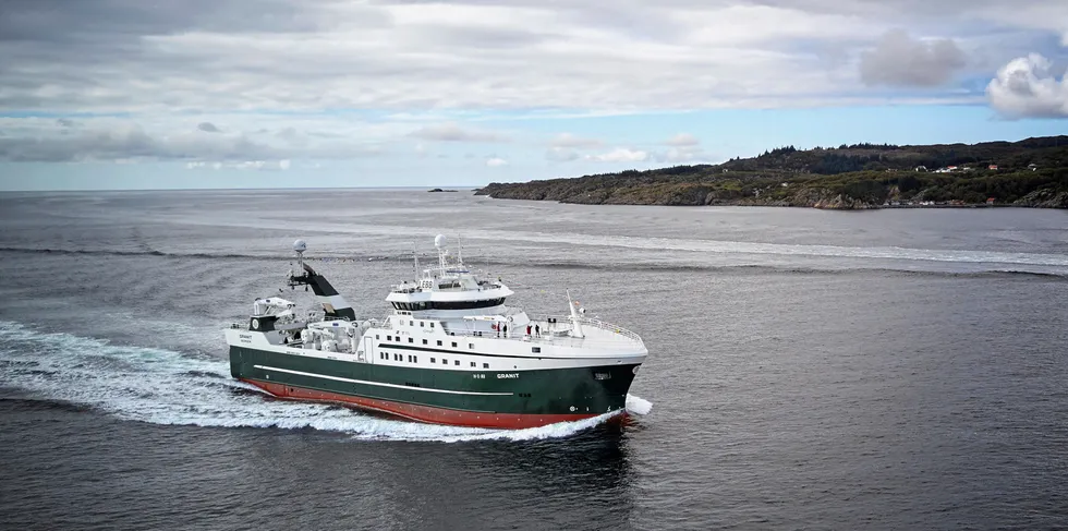 Fiskebåt vil i en kampanje løfte frem den havgående flåten. Her fabrikktråleren «Granit» på vei inn til Bekkjarvik.