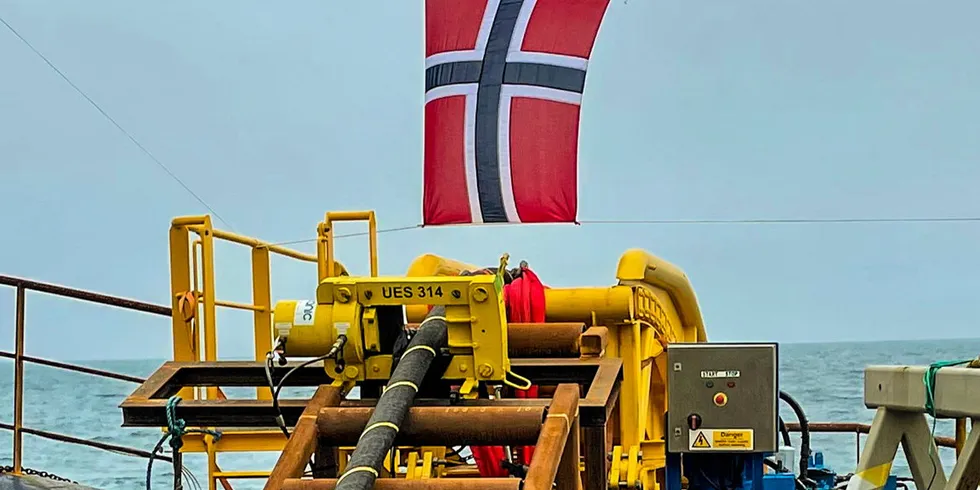 Strømmen som sendes over North Sea Link kjøpes og selges i en separat auksjon på kraftbørsen Nord Pool. Det gjør prissettingen uoversiktlig for kraftverkene, og de har gått glipp av over 1,5 milliarder kroner fordi de har satt prisen for lavt.