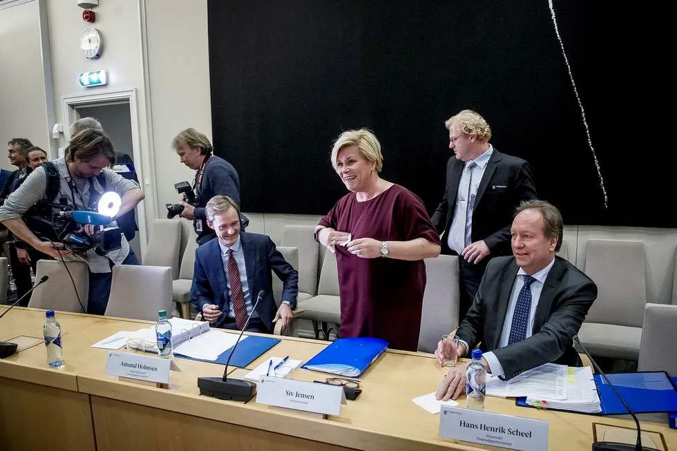 Finansminister Siv Jensen sølte farris før sin forklaring om SSB-saken for Stortingets kontrollkomite onsdag ettermiddag. Her med ekspedisjonssjef Amund Holmsen (t.v.) og finansråd Hans Henrik Scheel. Gorm K. Gaare