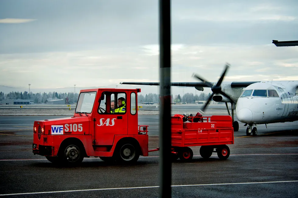 Widerøe har overtatt store deler av bakkemannskapet fra SAS i Norge. De bakkeansatte varsler mulig konflikt fra 5. februar. Bildet er fra Oslo lufthavn. Foto: Silje Eide